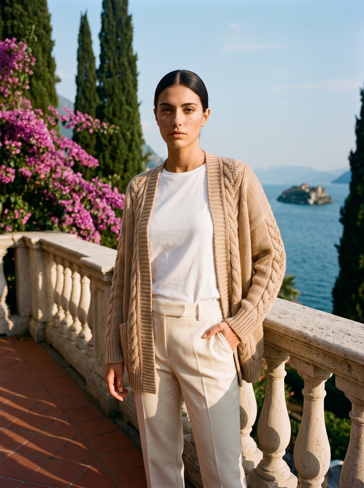 Rozpinany kardigan z dekoltem V, kolor khaki, widok z przodu — moda damska, styl old money | Lubomirske