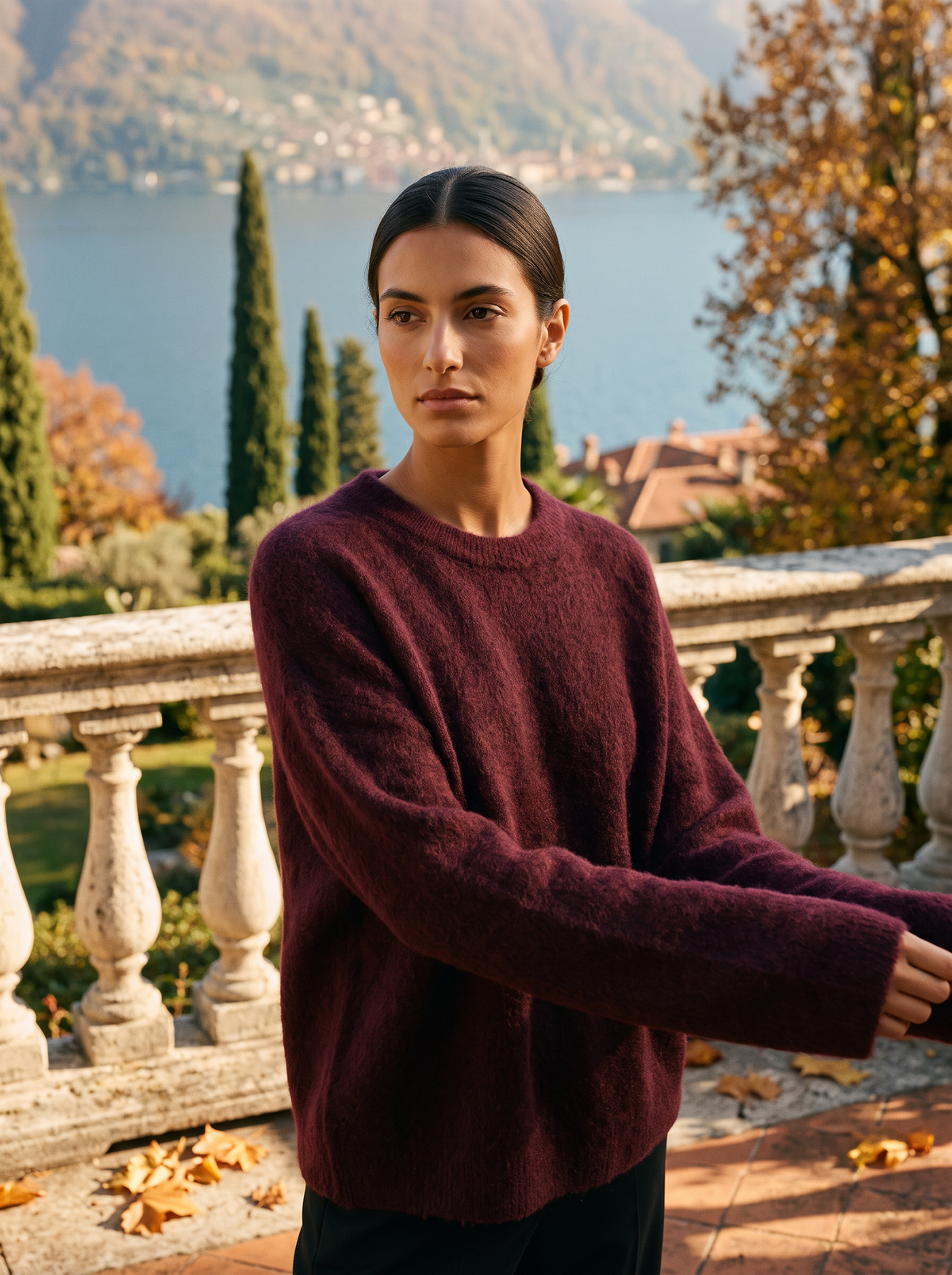 Kobieta w bordowym swetrze oversize na tarasie nad jeziorem Como — Lubomirske