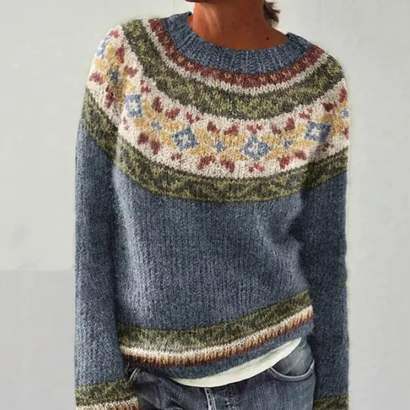 Niebieski sweter norweski damski oversize z kwiatowym karczkiem żakardowym — Lubomirske