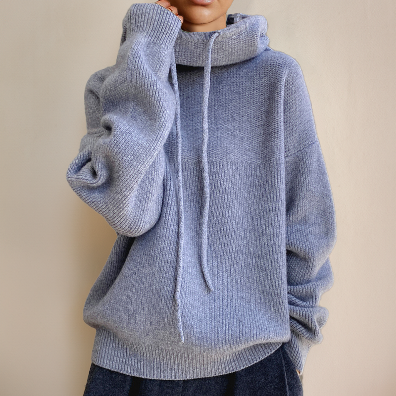 Niebieskoszary sweter oversize damski z kapturem na modelce — Lubomirske