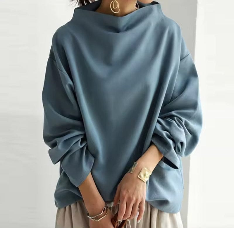 Niebieskoszary sweter oversize damski z kominem na modelce — Lubomirske