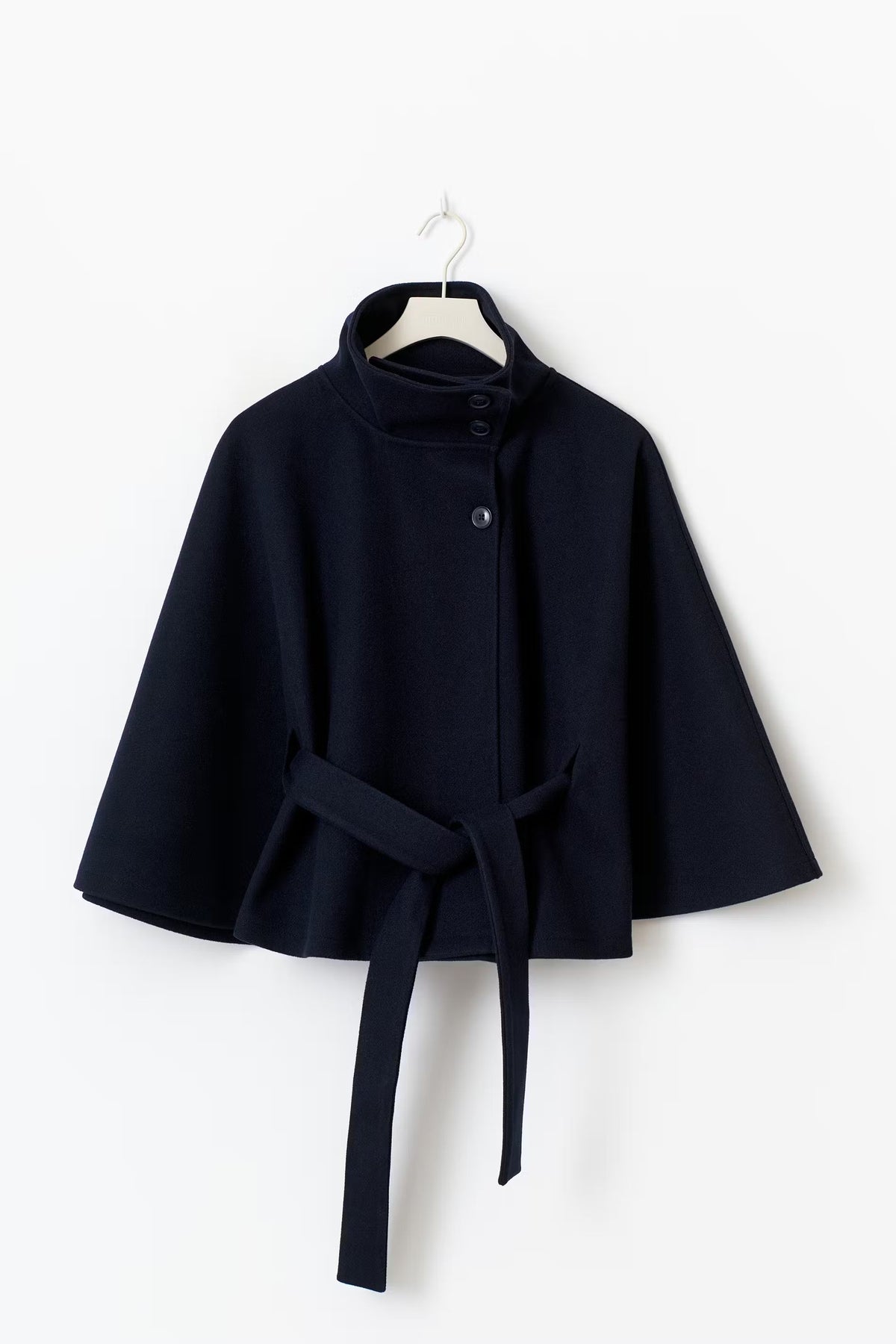 Granatowa peleryna damska Seraphine na wieszaku z zawiązanym paskiem — Lubomirske