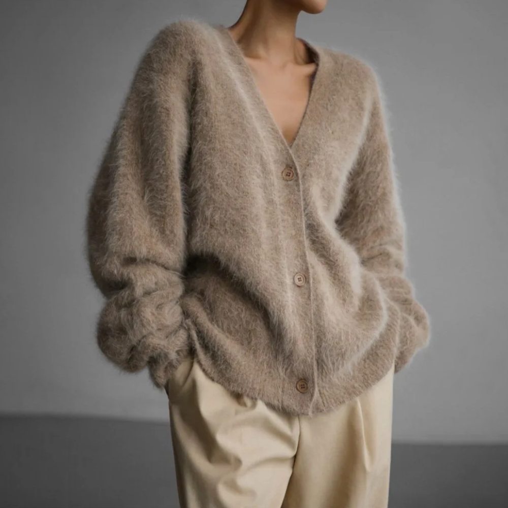 Modelka w taupe puszystym swetrze rozpinanym oversize z dekoltem w serek, zapiętym na guziki — Lubomirske
