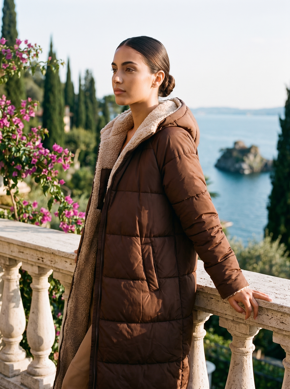 Dwustronny płaszcz puchowy z podszewką sherpa, kolor brązowy, na modelce — moda damska, styl old money | Lubomirske
