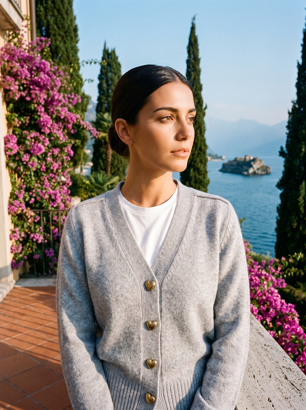 Kardigan z dekoltem V na guziki, kolor szary, na modelce — moda damska, styl old money | Lubomirske