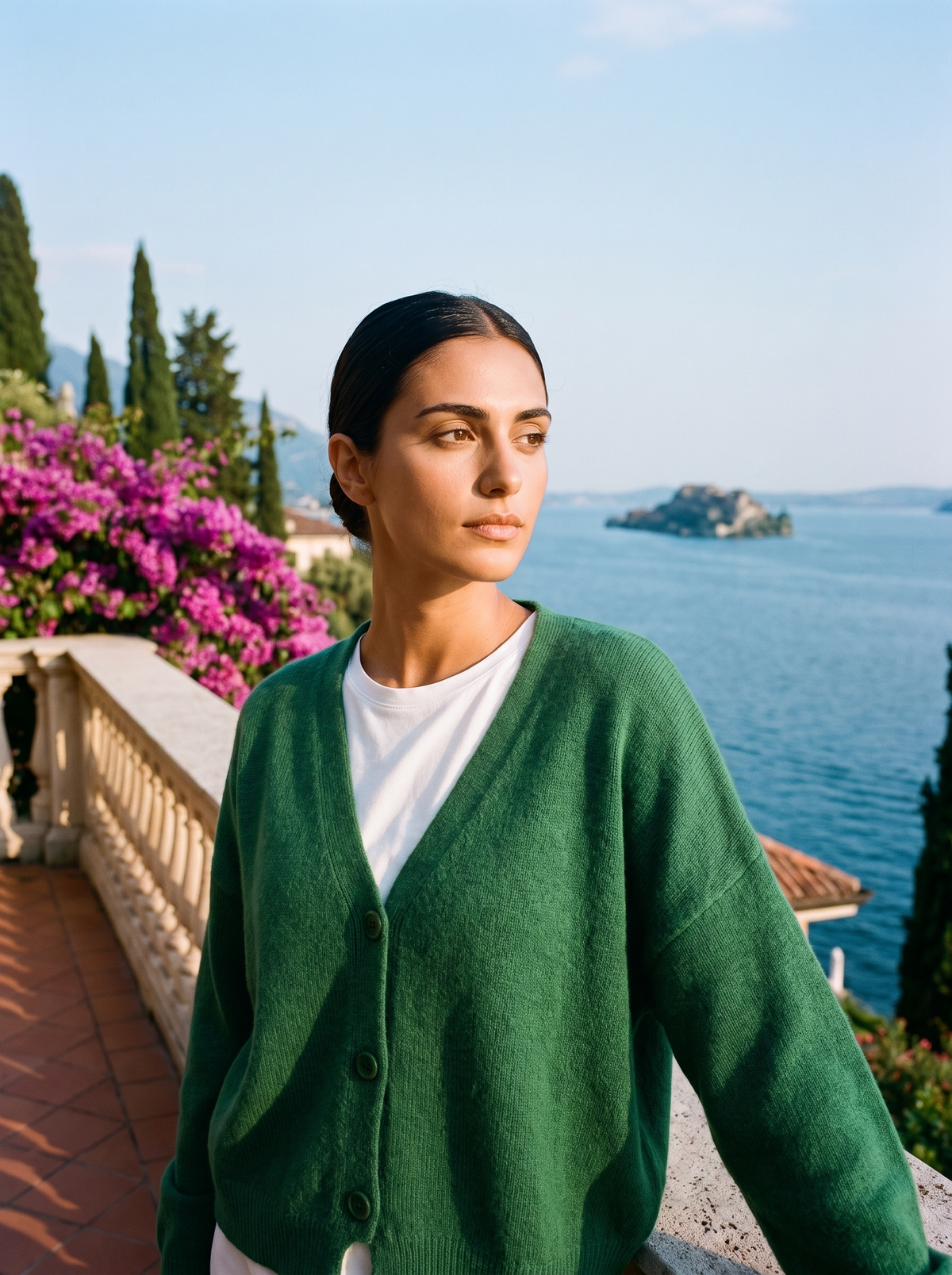Kardigan z dekoltem V, kolor zielony, na modelce — moda damska, styl old money | Lubomirske