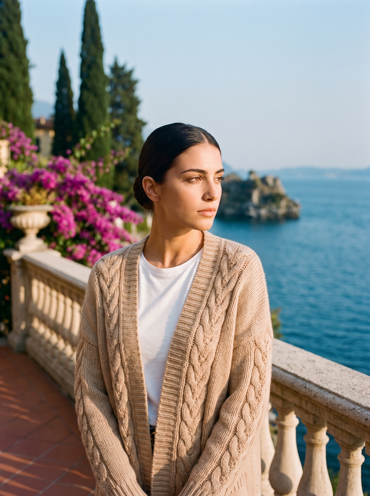 Rozpinany kardigan z dekoltem V, kolor khaki, na modelce — moda damska, styl old money | Lubomirske