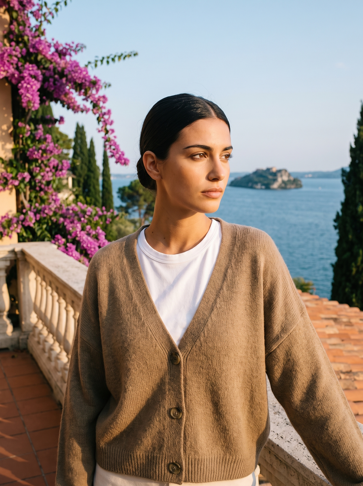 Kardigan z dekoltem V, kolor khaki, na modelce — moda damska, styl old money | Lubomirske