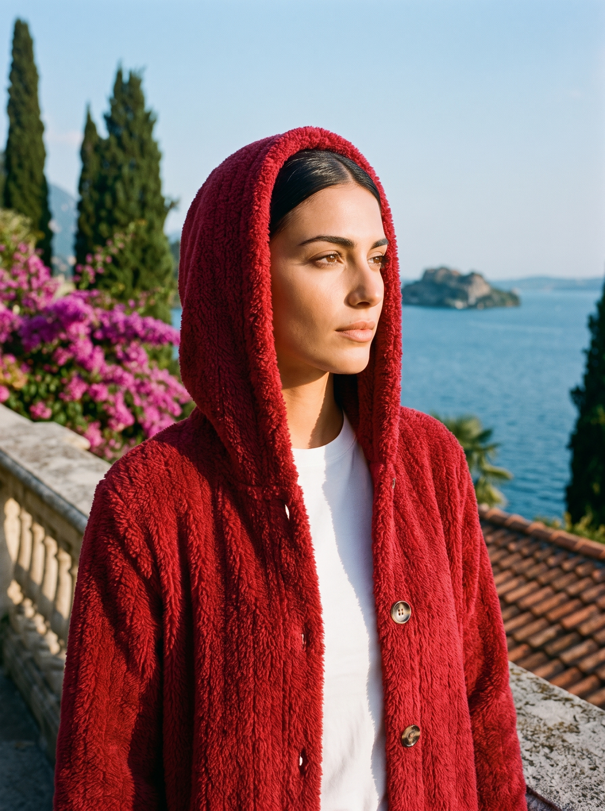 Kardigan z kapturem, kolor czerwony, na modelce — moda damska, styl old money | Lubomirske