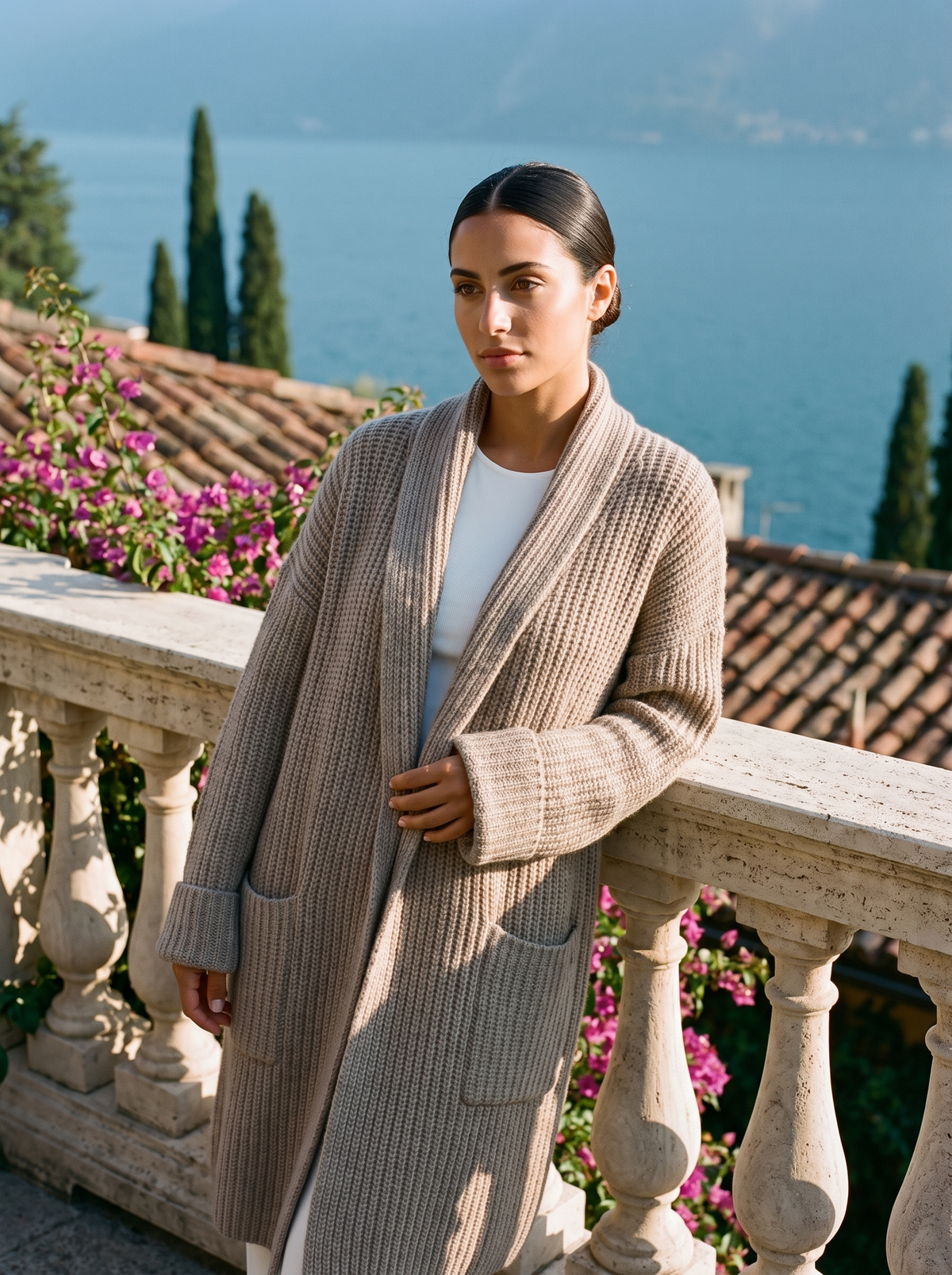 Rozpinany kardigan z kieszeniami, kolor taupe, na modelce — moda damska, styl old money | Lubomirske